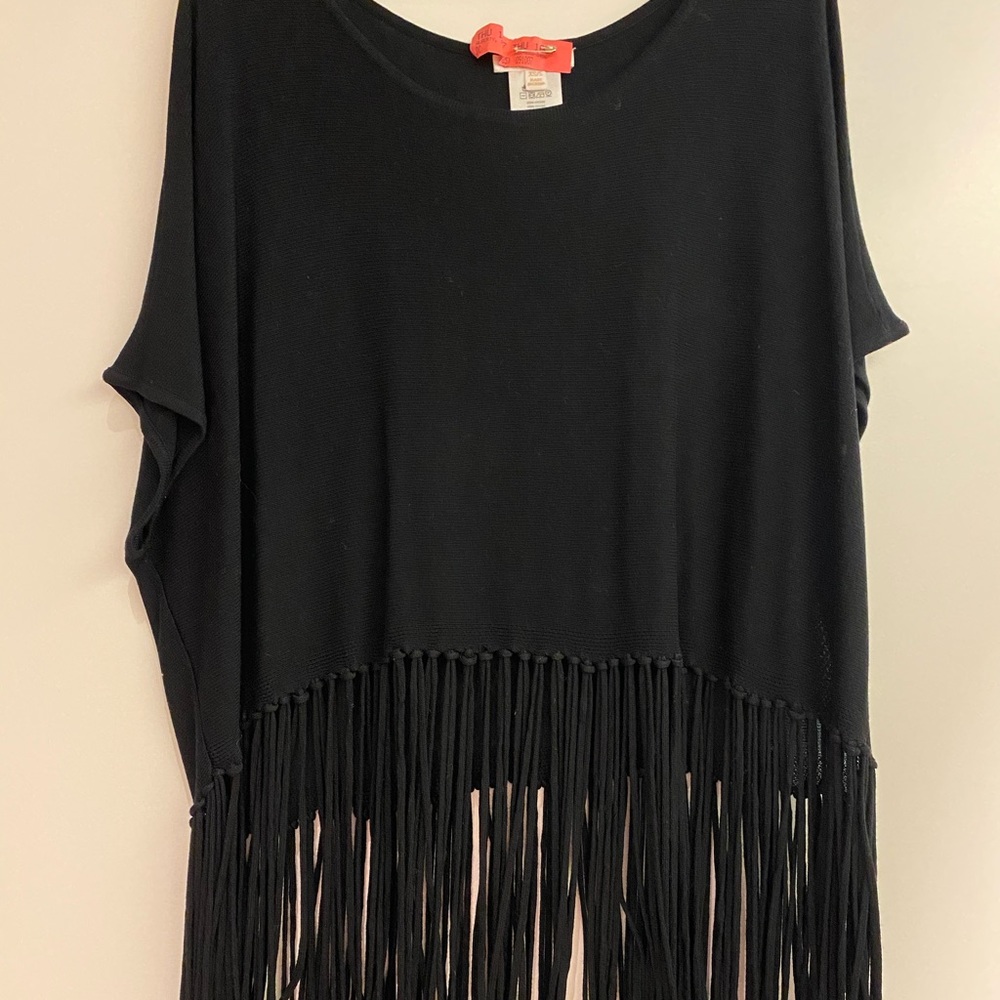 Short sleeve fringe top